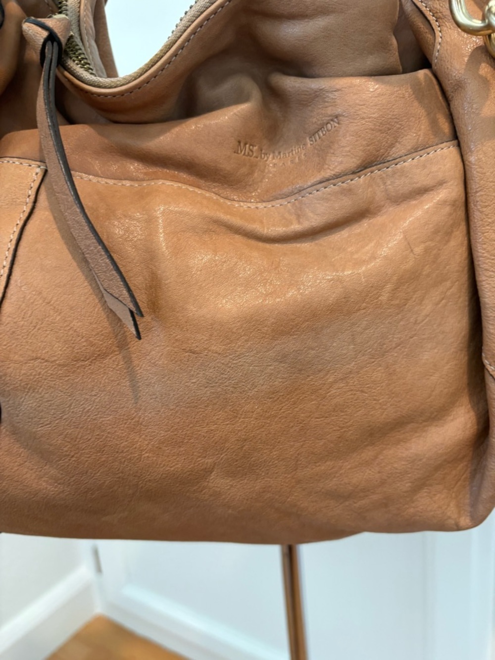 Classic Tan Shoulder Bag with Gold Chain Detail - Picture 2 of 5